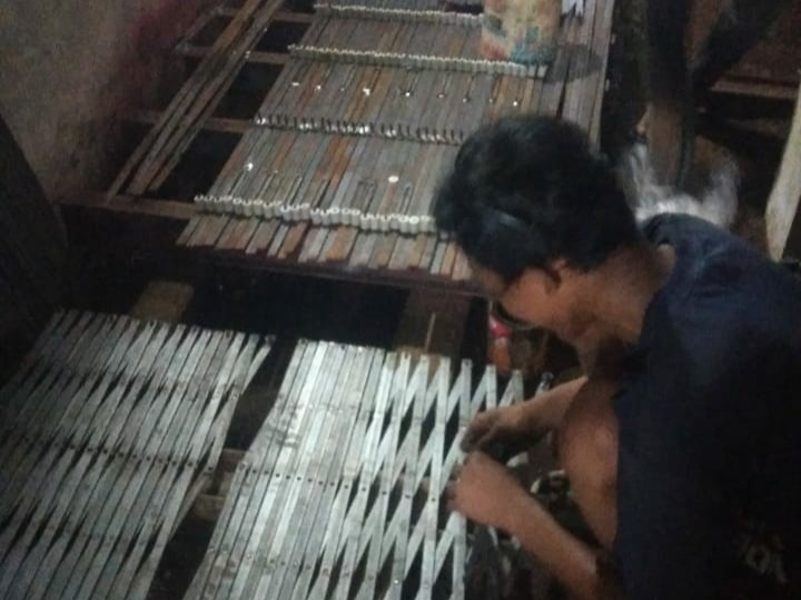 Proses pembuatan pintu harmonika.jpg Proses pembuatan pintu harmonika.jpg